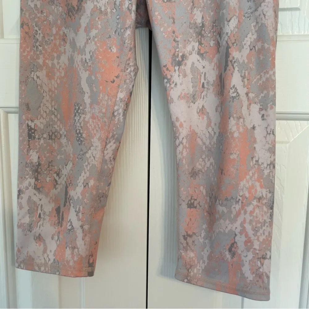 Alo Yoga Snake Print Airbrush Cropped Leggings Pastel Sz XS - Image 7