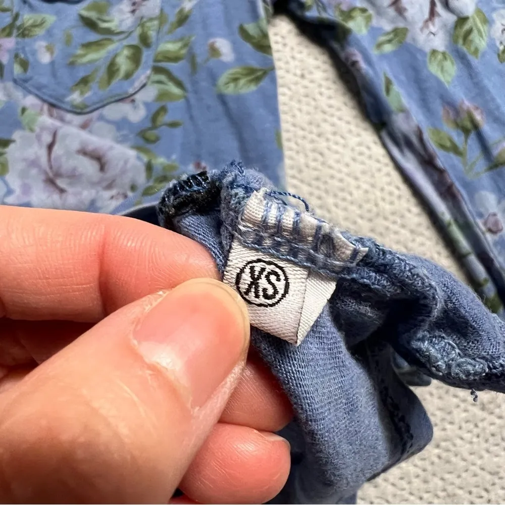 ⭐️ t.la Anthropologie Blue Vintage Floral Print 3/4 Sleeve Crewneck Shirt XSmall Gray Size XS - Image 4