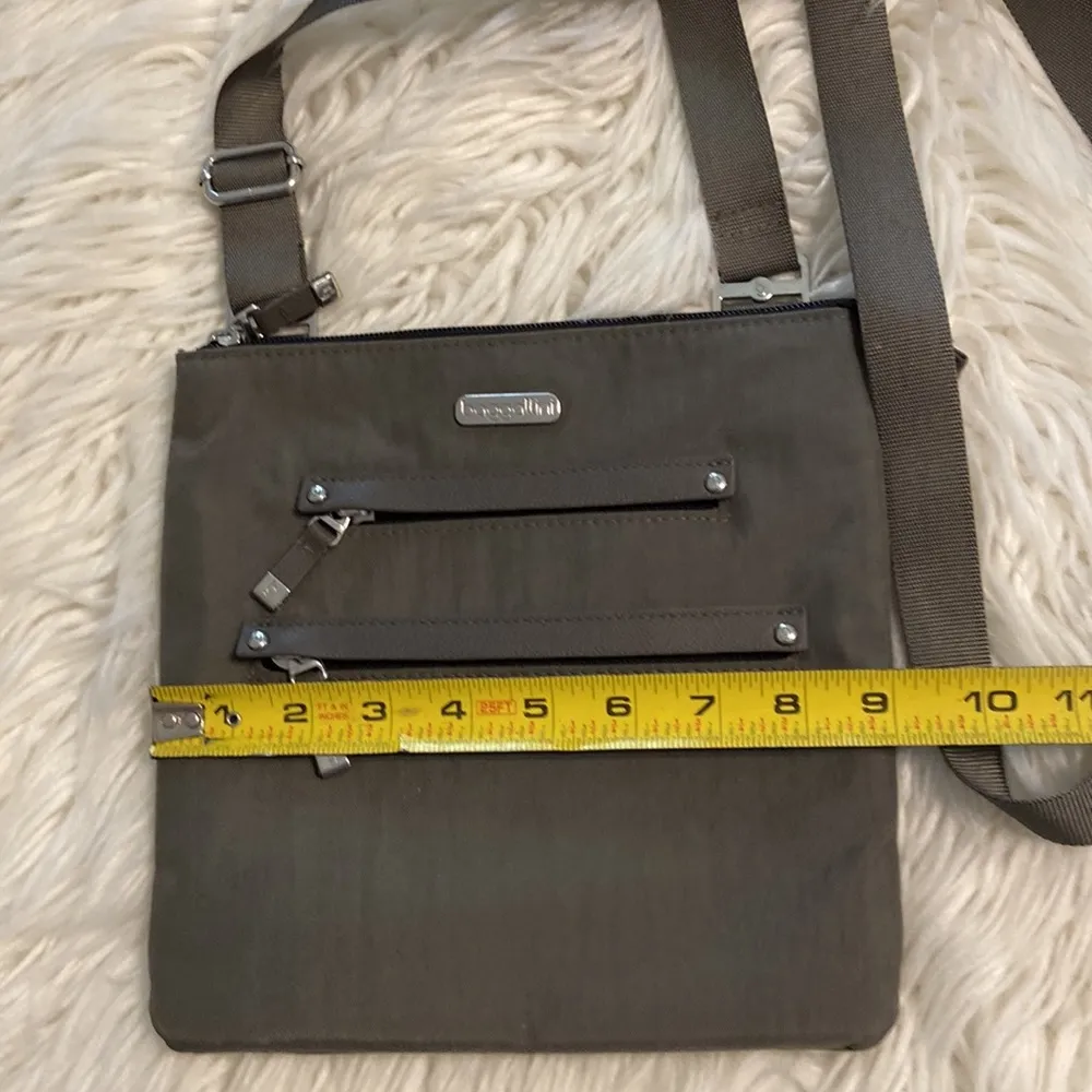 Baggalini Shoulder Bag BNWOT color gray adjustable stripe lots of zippers - Image 5