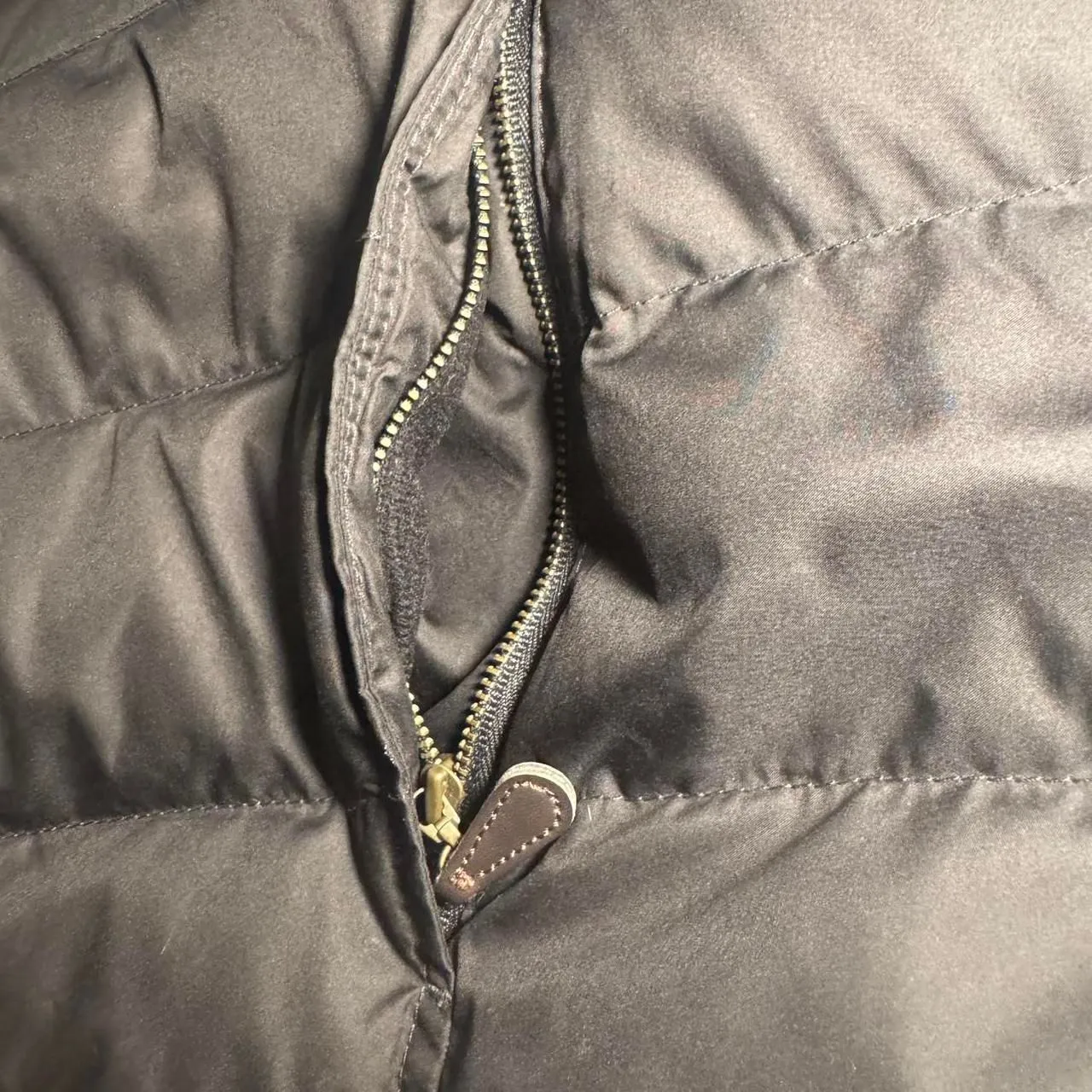 Eddie Bauer Women’s XXL Down Puffer Vest Black Faux Fur Collar Quilted Winter - Image 8