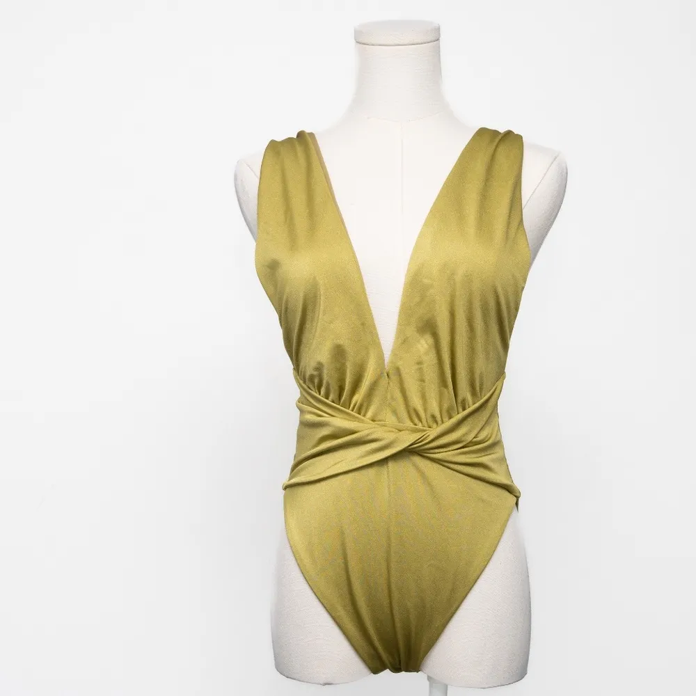 Agua Bendita. New! Ellis Twist Front Plunge One-Piece Swimsuit. - Image 2