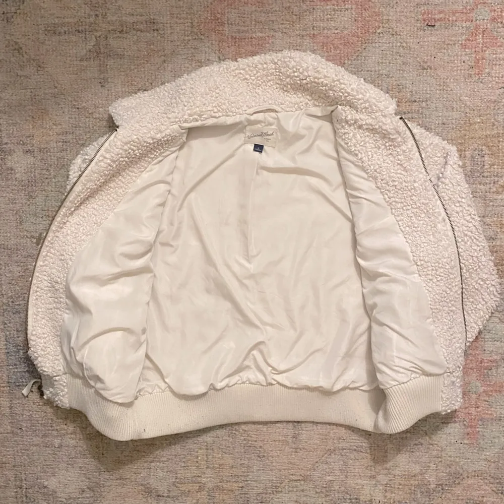 Universal Threads Cream Colored Sherpa Jacket - Image 3