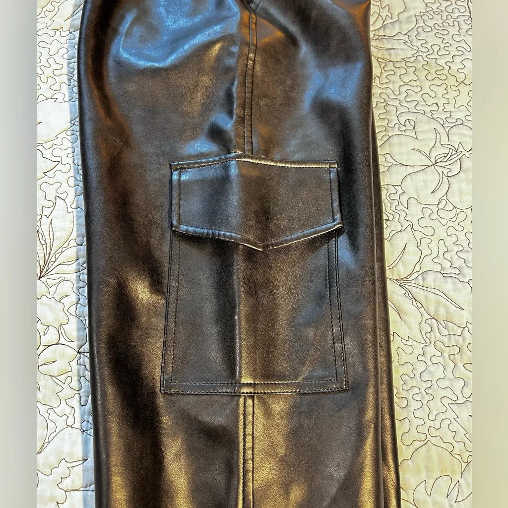 Aritzia WILFRED Black Modern Cargo Vegan Leather Adjustable Ankle Pants Sz 00 - Image 8