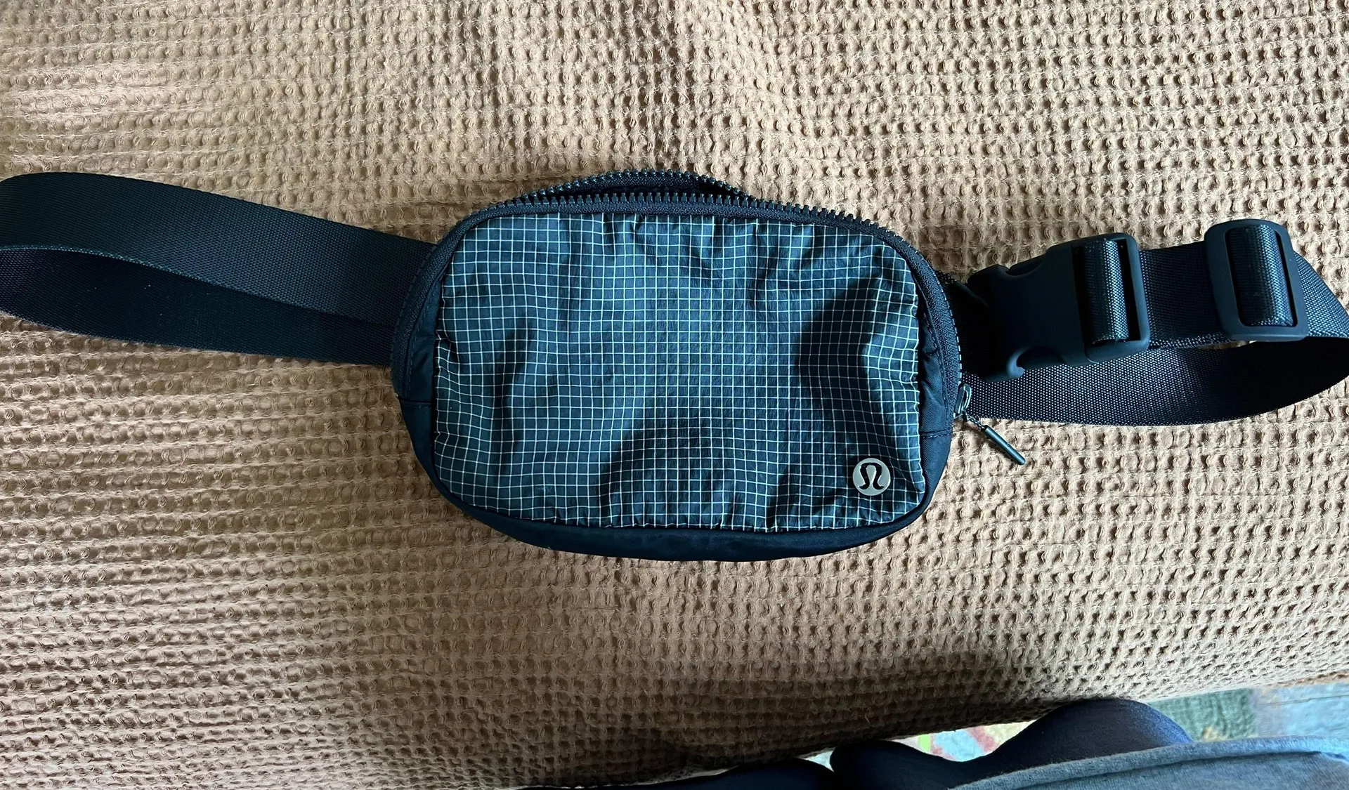 Lululemon Everywhere Belt Bag - Image 2