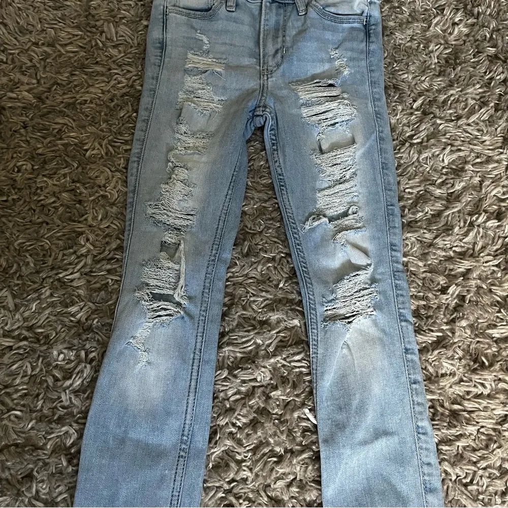 Hollister light wash distressed skinny jeans size 00s - Image 2