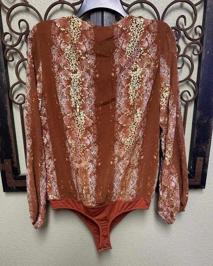 Buddy Love Katrina surplice vneck long sleeve gold foil snack print body suit - Image 7