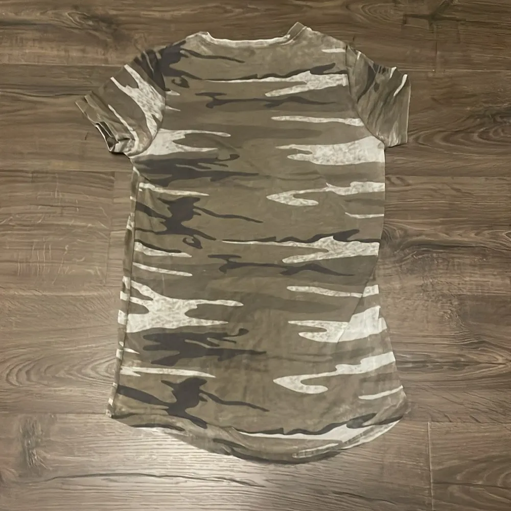 Zoe+Liv Green Camouflage Short Sleeve T-Shirt w/ Pocket, Size Small - Image 5