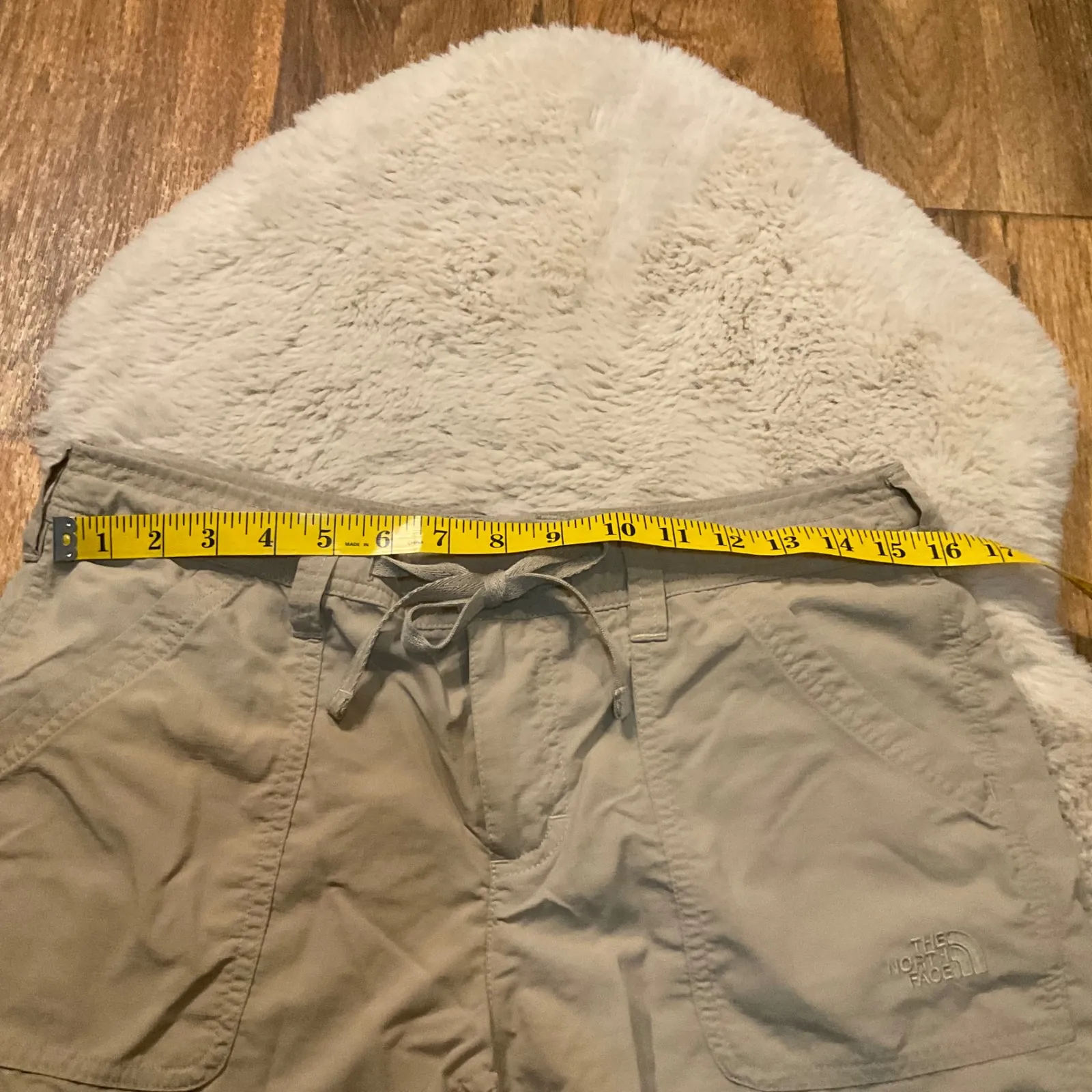 The North Face Shorts Size 8‎ Womens Lightweight Nylon Tan Pockets 4.5" Inseam - Image 3