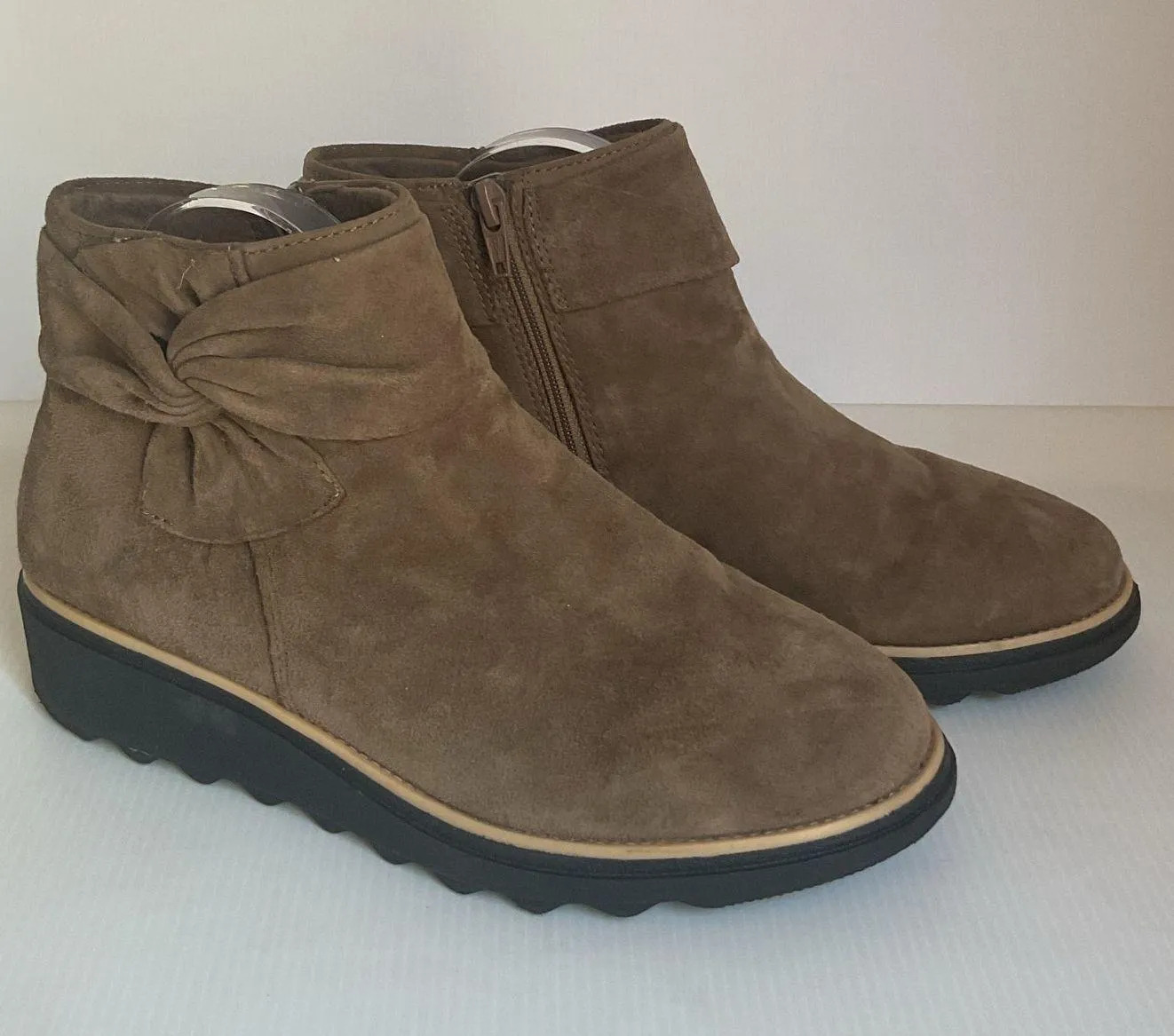 Clark’s Women’s Taupe Suede Ankle Boots Size 8 / EU 39 Bow Accent - Image 4