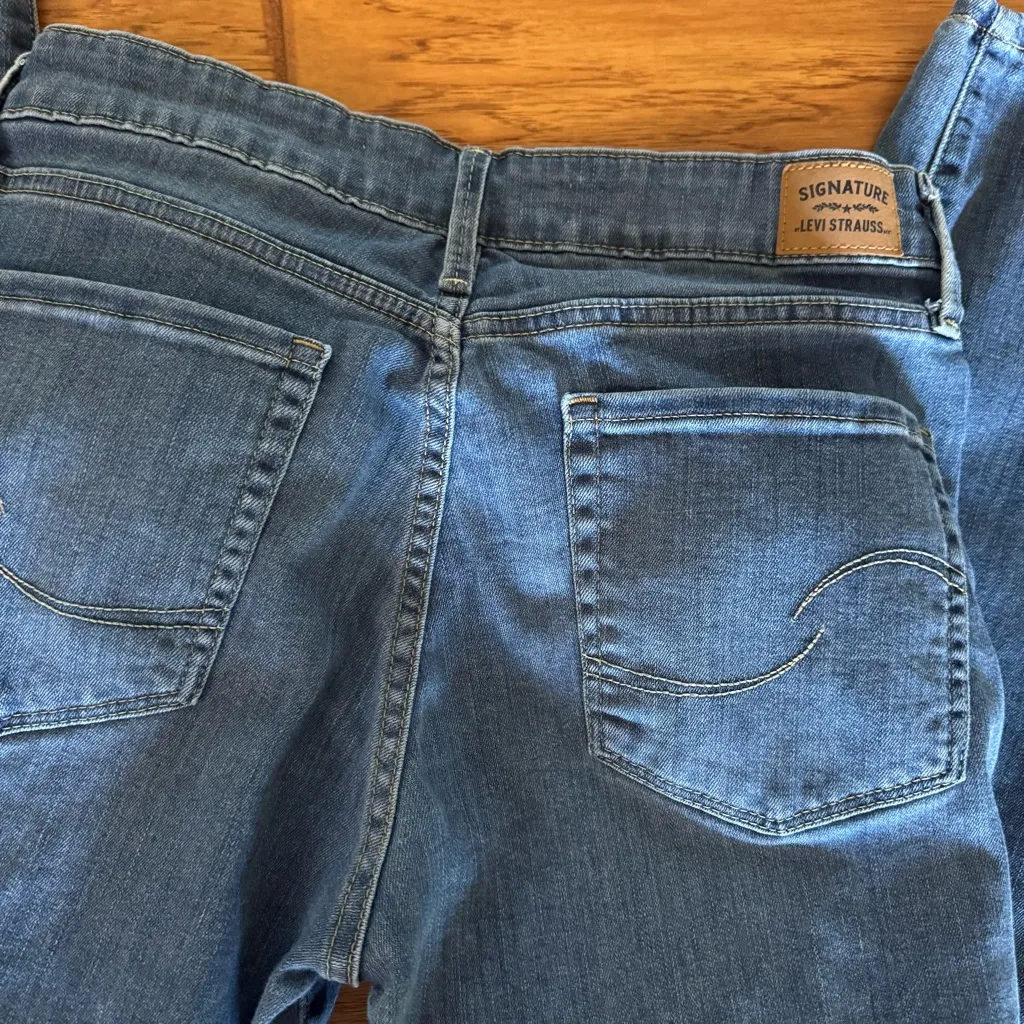 Levi Strauss Signature Straight Jeans Women’s 30/32 Mid Rise Denim Slim Casual - Image 4