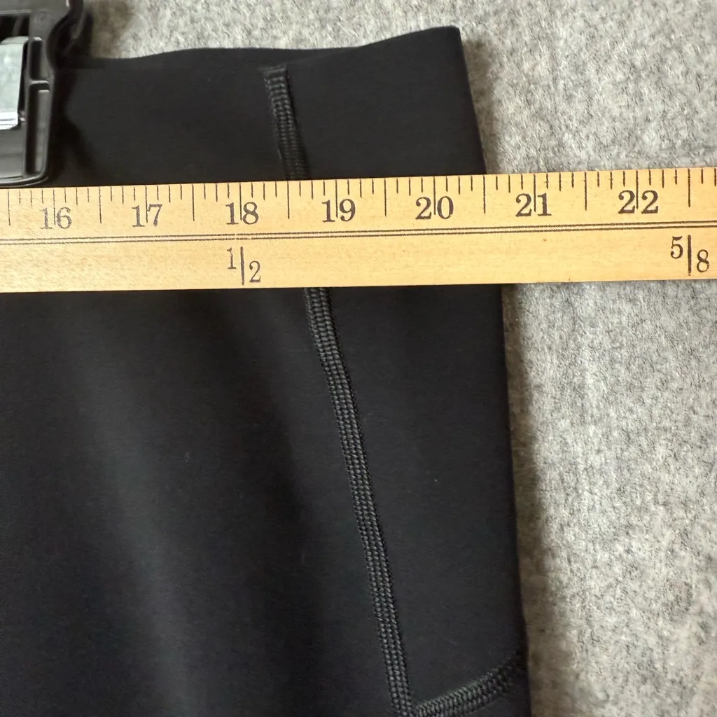 Spanx Woman Plus Size 3X Black molding capri lightweight Leggings. - Image 5