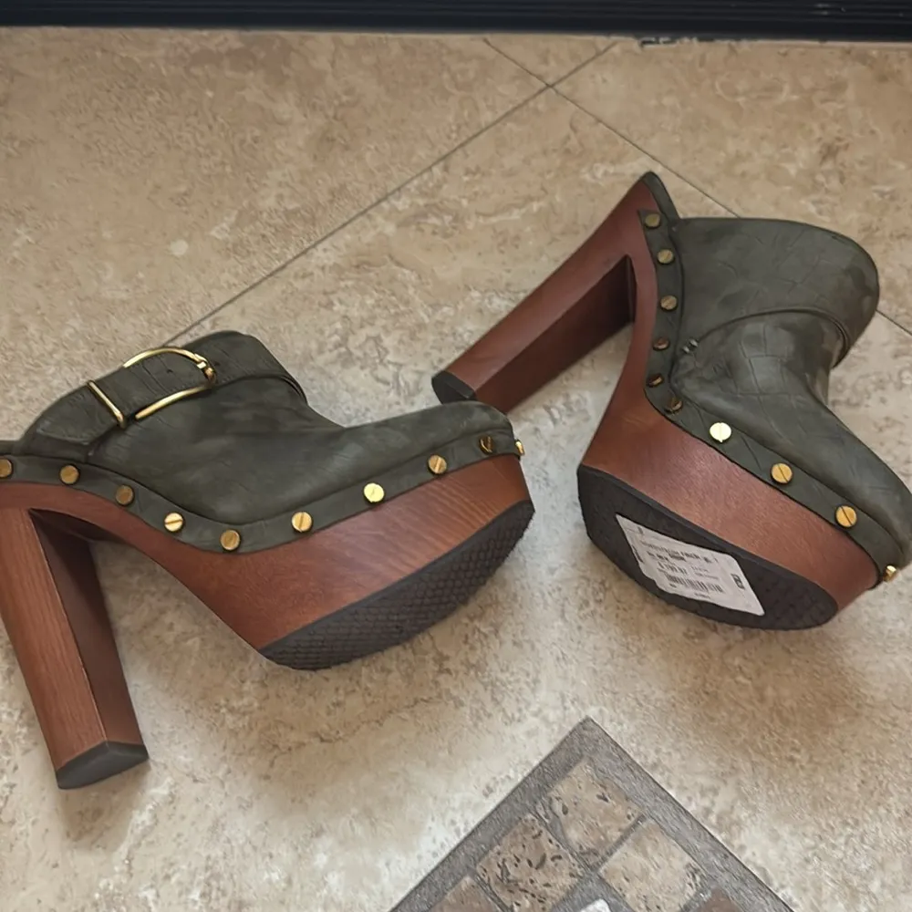 VERONICA BEARD
Alek Croc Embossed Leather Clogs size 8.5 - Image 3