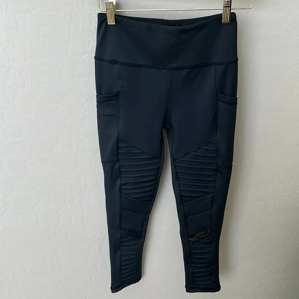 Constantly Varied Gear black Moto leggings, Capri, mesh detail,XS - Image 3