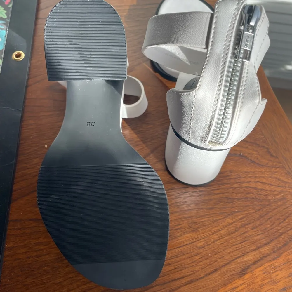 New White  Chunky Heels - Image 5