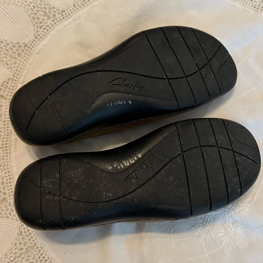 Clarks Bendables Tan Leather Slip On Casual Shoes Women’s Size 7 Comfort - Image 9