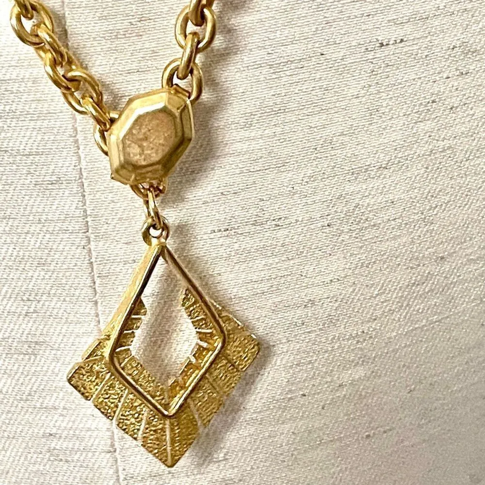 Long gold tone pendant necklace - Image 3