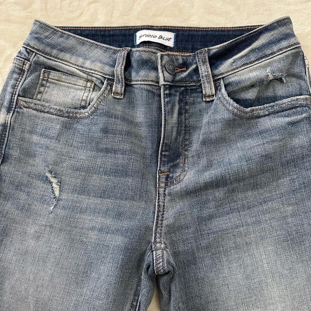 Women's Distressed Studio Blue Jeans SZ 26 - Image 3