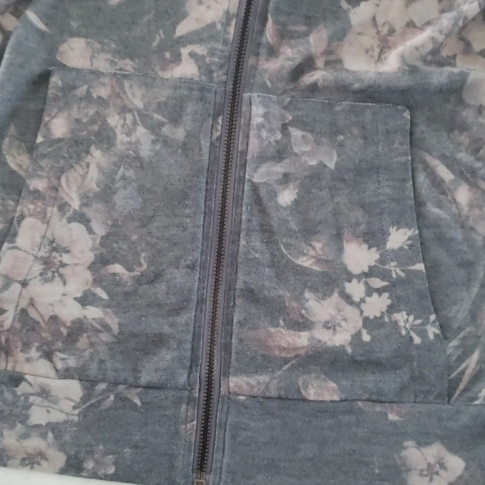 Chaser floral zip- up hoodie w pockets - Image 4