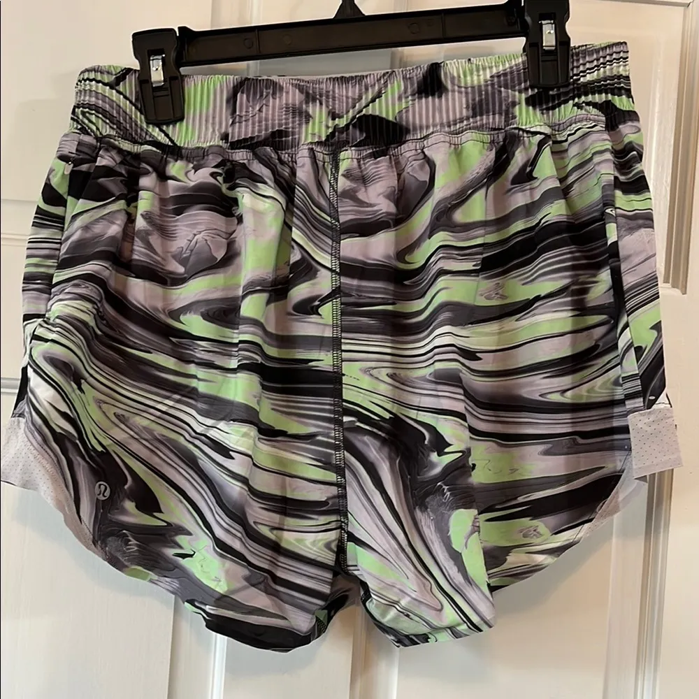 Lululemon Green Gray Black Marble Pattern Lined Hotty Hot Shorts - Size 10 - Image 7