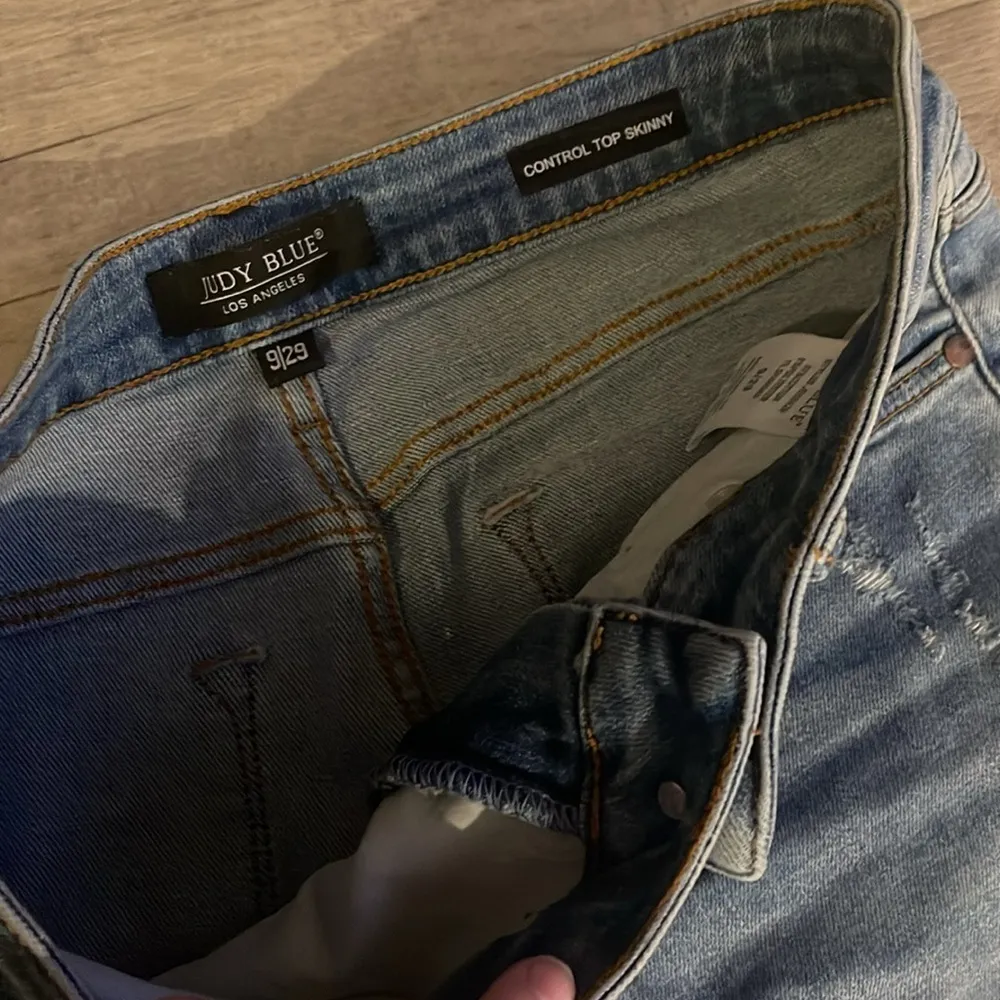 Judy blue distressed cuffed control top skinny jeans 9 29 - Image 4