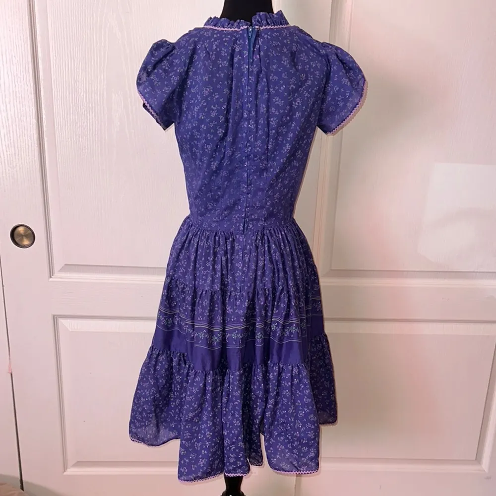 VTG PURPLE DAINTY FLORAL TIERED WESTERN DRESS - Image 3