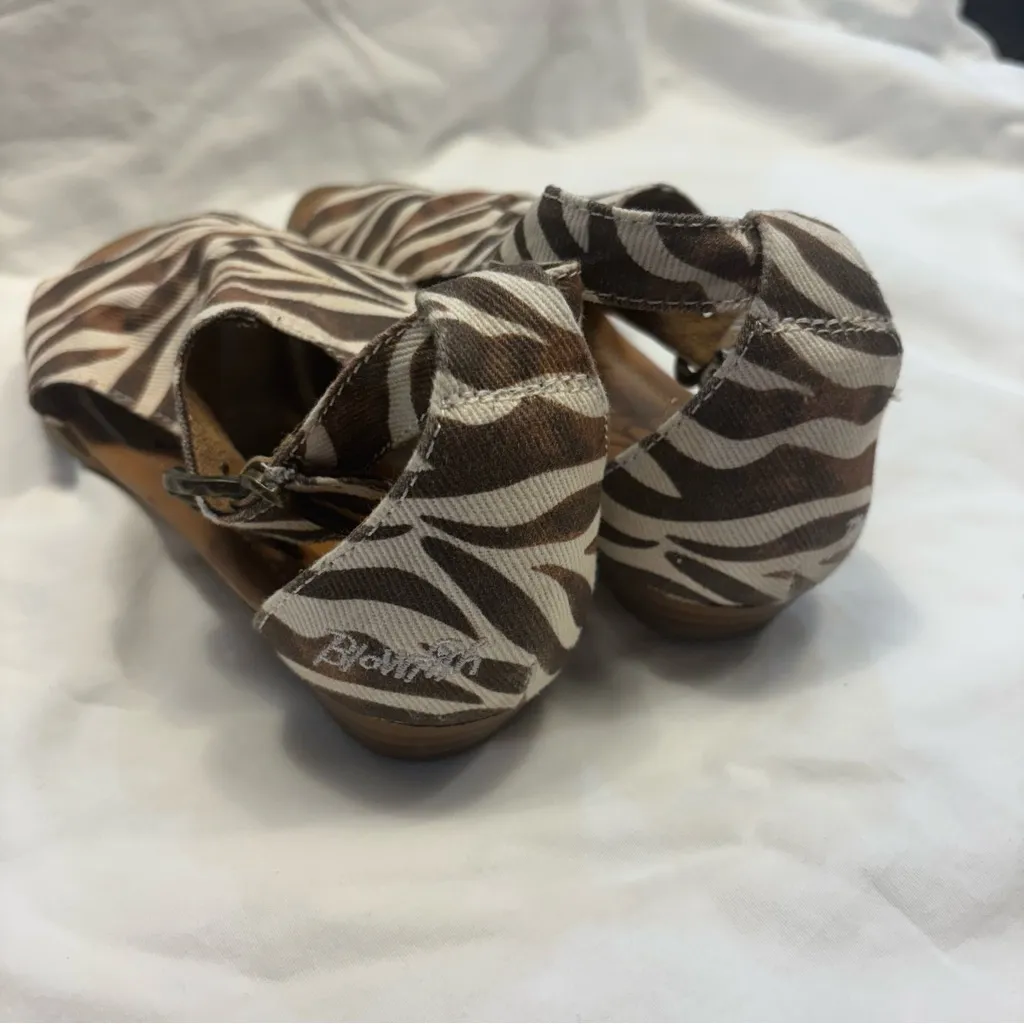 Womens Blowfish Sandals Open Toe Buckle Zebra Safari Print Flat Shoes Size 6 Brown - Image 3
