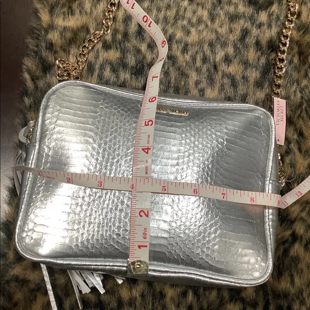 NWT VICTORIAS SECRET SILVER CROSSBODY - Image 3