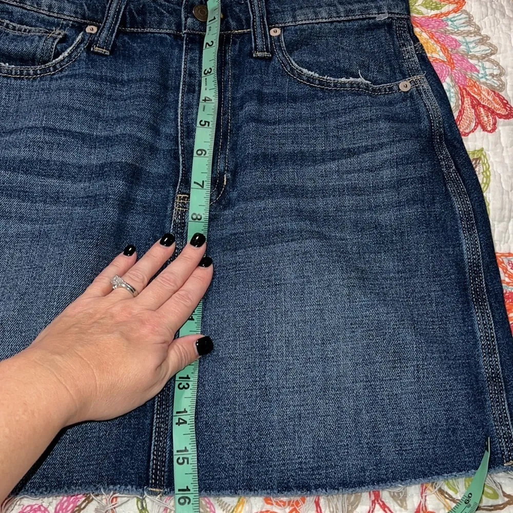 Madewell size 27 denim skirt frayed edge pockets belt loops zip button close - Image 2