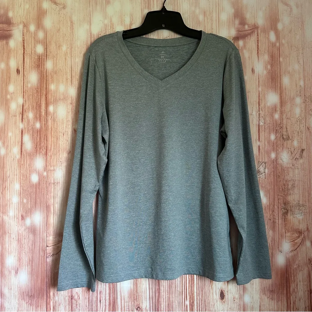 Amazon URATOT Gray Dry-Fit Long-Sleeve V-Neck Athletic Workout Shirt - Image 2