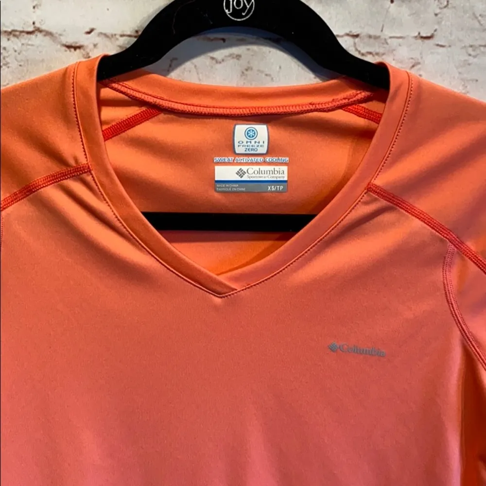 Columbia short sleeve shirt sz XS v neck hiking - Image 2