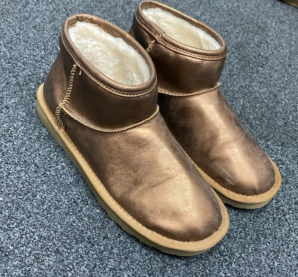 Arizona Jean Co bronze brown foil mini ugg boots ankle shearling lined 7.5 - Image 1