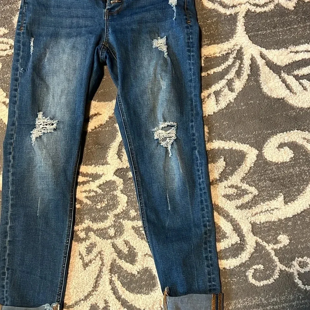 Another love distressed cropped jeans. Stretchy excellent condition. Blue Size 27 - Image 2