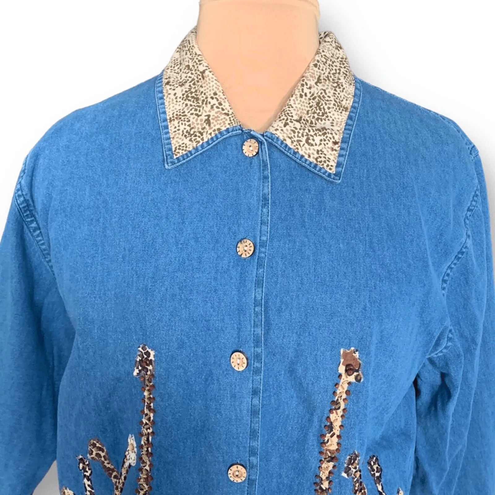 Vintage 90s Chambray Denim Shirt Jacket Giraffe Animal Beaded Safari Print Large Blue - Image 4