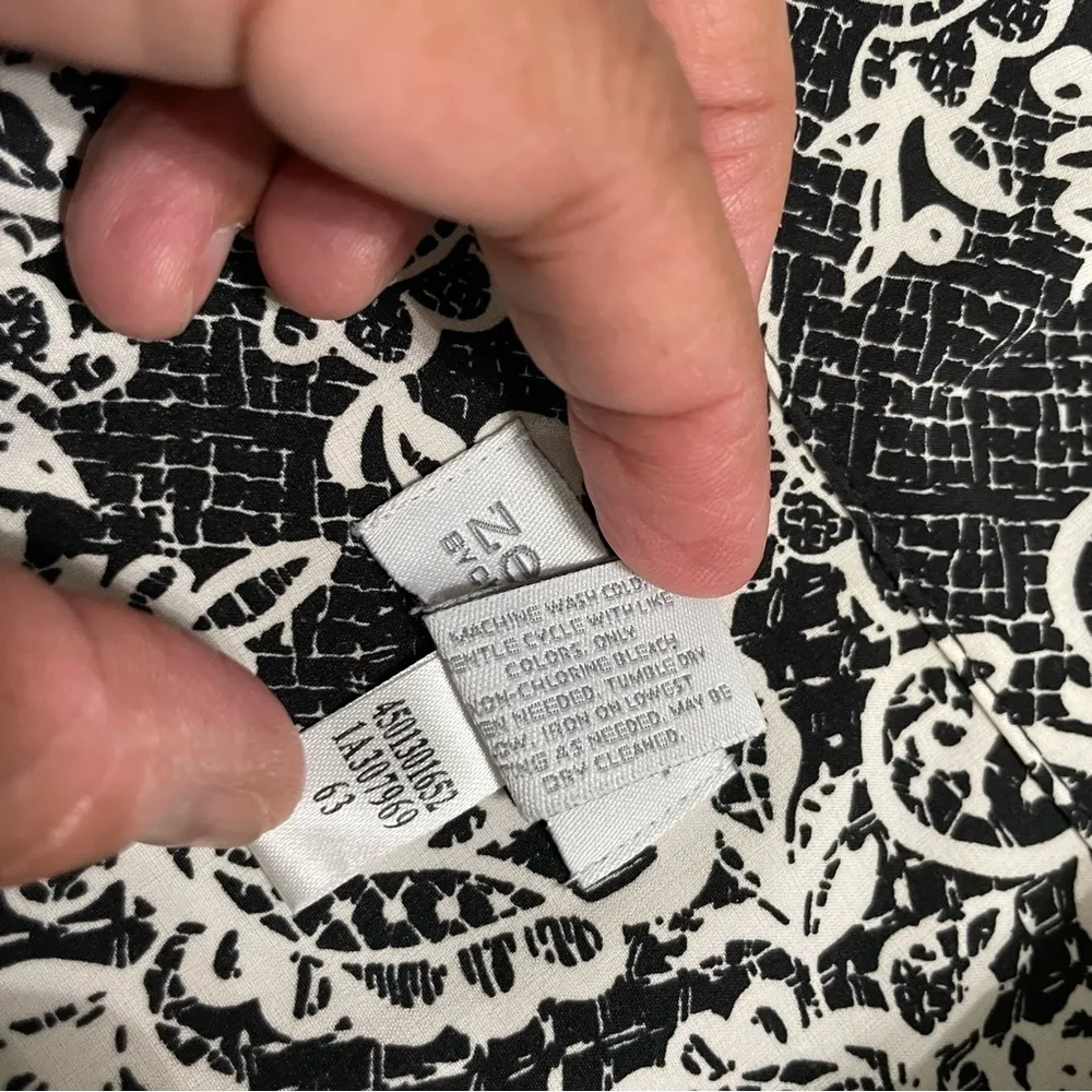 CHICOS Zenergy Women's Size 1 or US 8
Neema Jacket Alice Print Trim W/ Pockets - Image 12