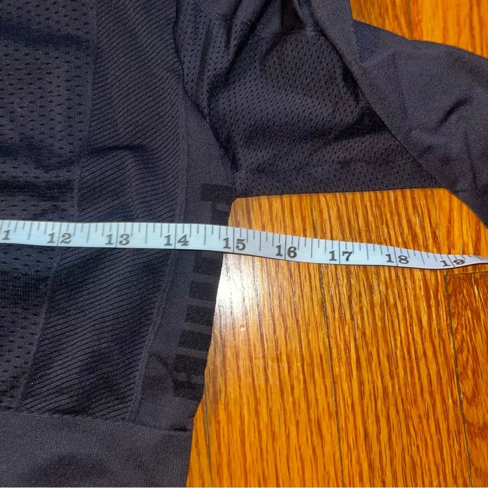 Puma black athletic cropped long sleeve size medium - Image 4