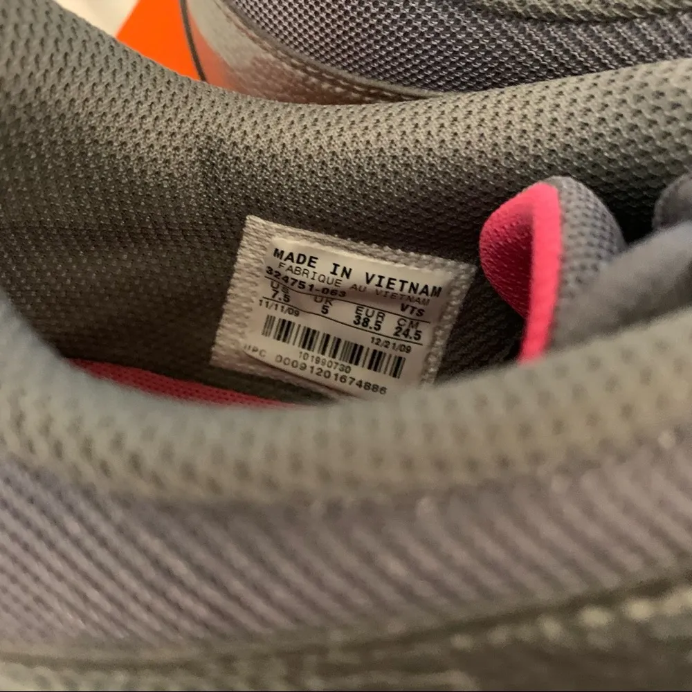 EUC Nike Musique IV Shoes - Image 4