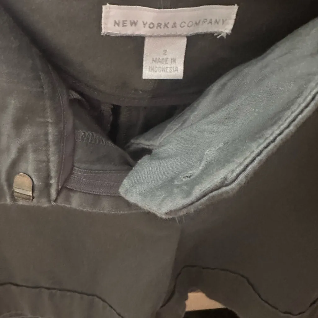 New York & Company Women’s Gray Dressy Shorts NWOT Size 2 - Image 3