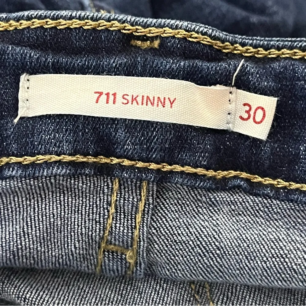 Levi’s 711 Skinny Women’s Jeans Hide And Seek Dark Wash 30 - Image 5