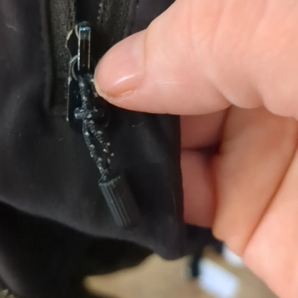 Lululemon down pour lime light/ black speed shorts (2.5) size 4 - Image 8