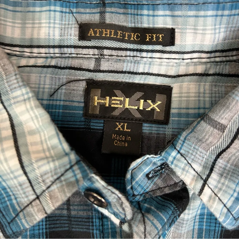 Helix | Blue Plaid Cropped Button Down Long Sleeve Size XL - Image 2