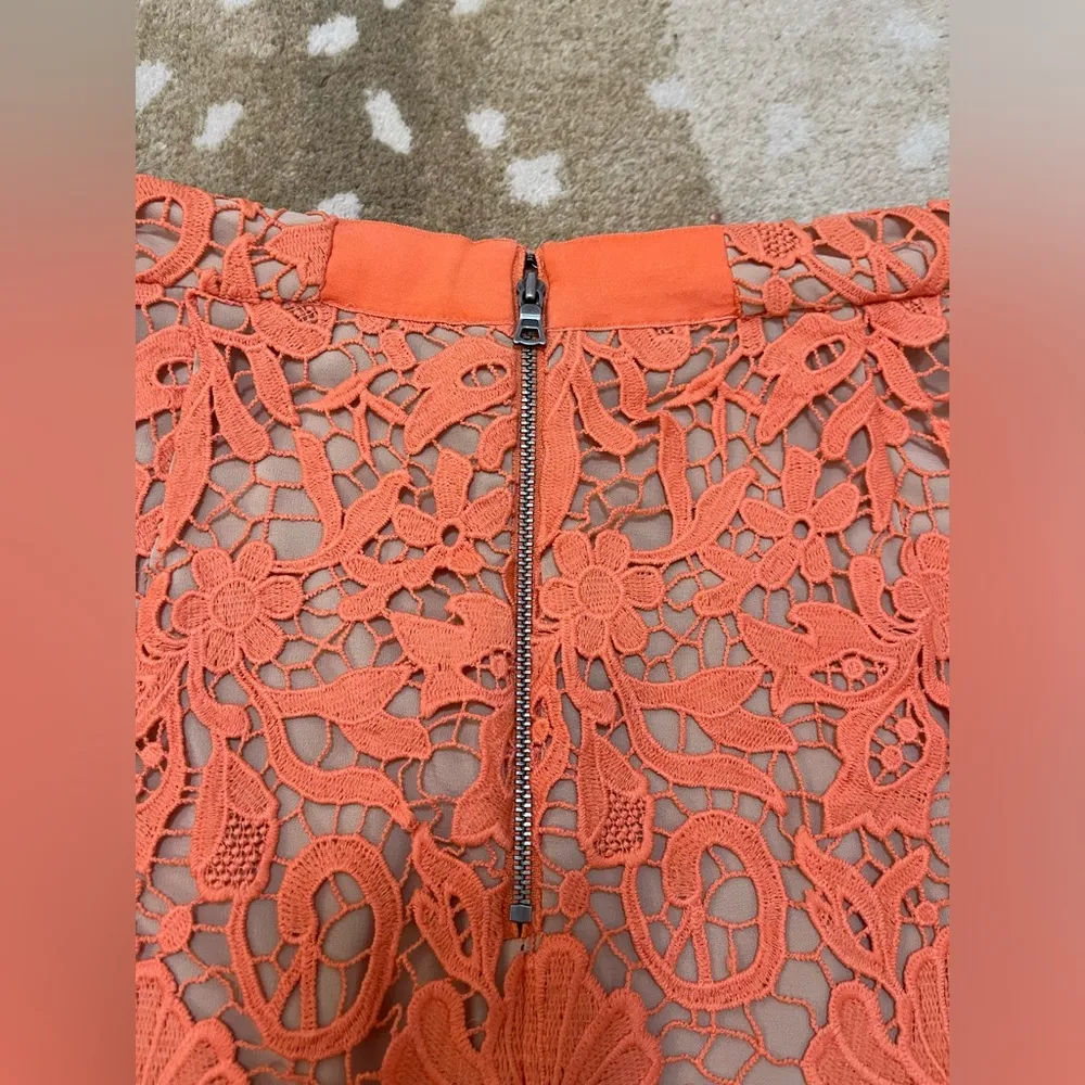 Alice + Olivia Farrel Midi Pencil Skirt in Coral & Nude Floral Lace Size 6 Lined - Image 4