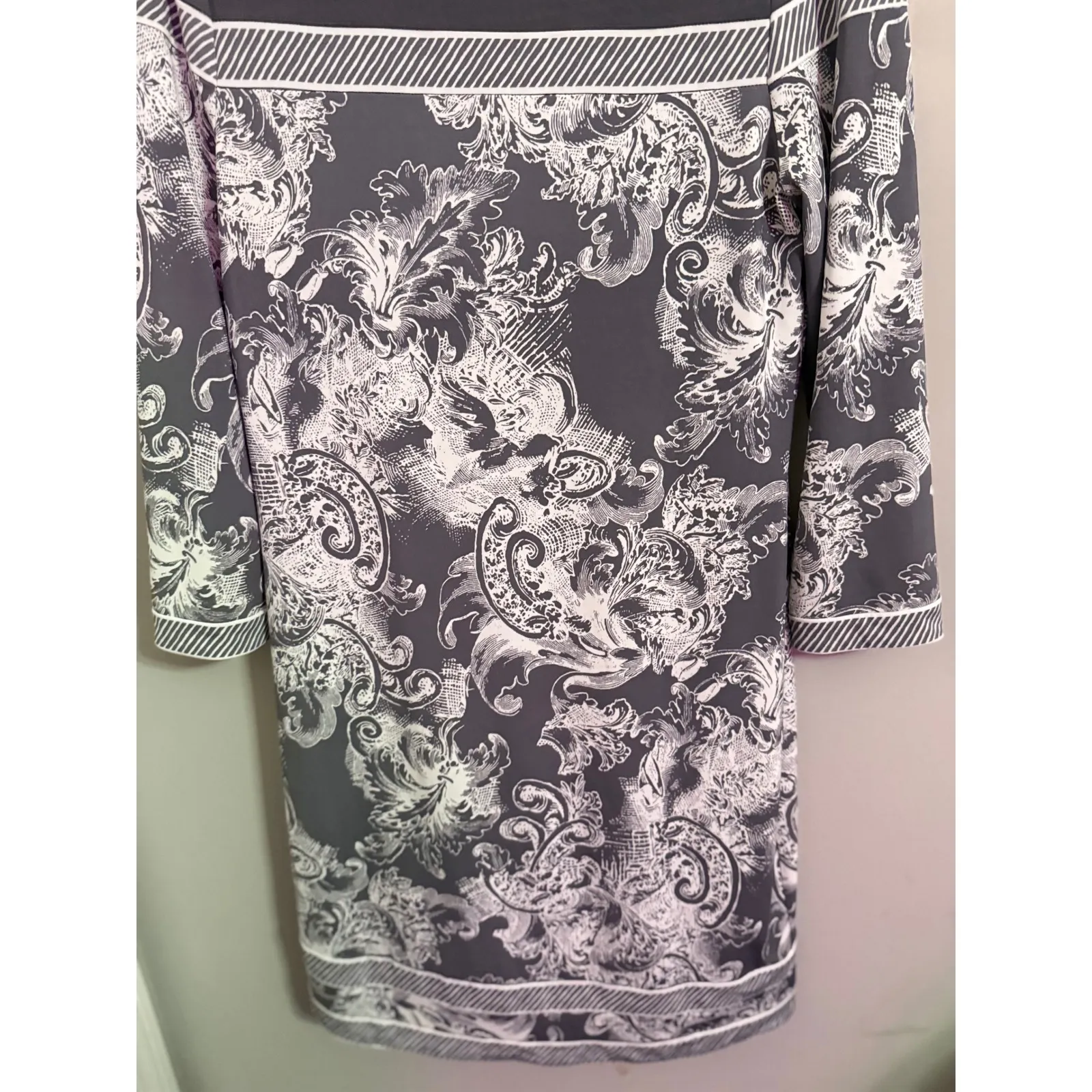 BCBGMAXAZRIA Women's Gray Paisley Print 3/4 Sleeve Boat Neck Dress Size M - Image 4