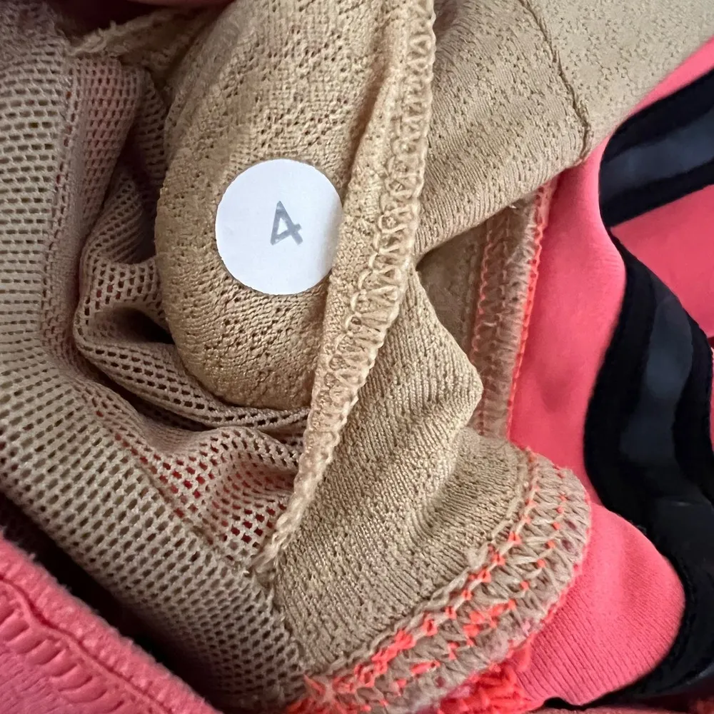 Lululemon FLIP YOUR DOG Coral Sports Bra Size 4 - Image 4