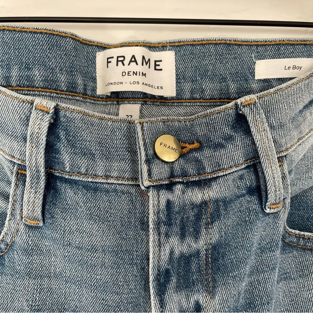 FRAME Denim Le Boy Distressed Straight Ankle Cropped Jeans in McLane | 27 - Image 4