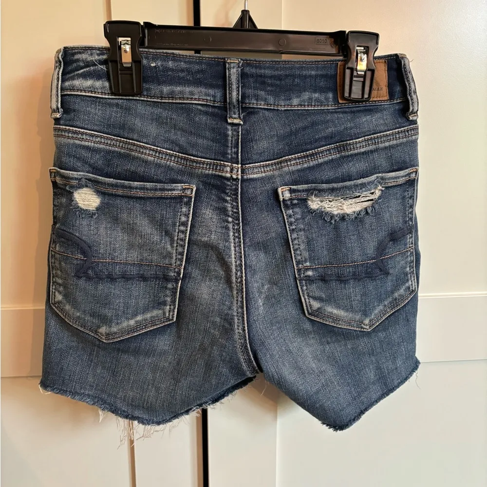 American Eagle distressed high rise shortie Jean shorts size 2 - Image 2