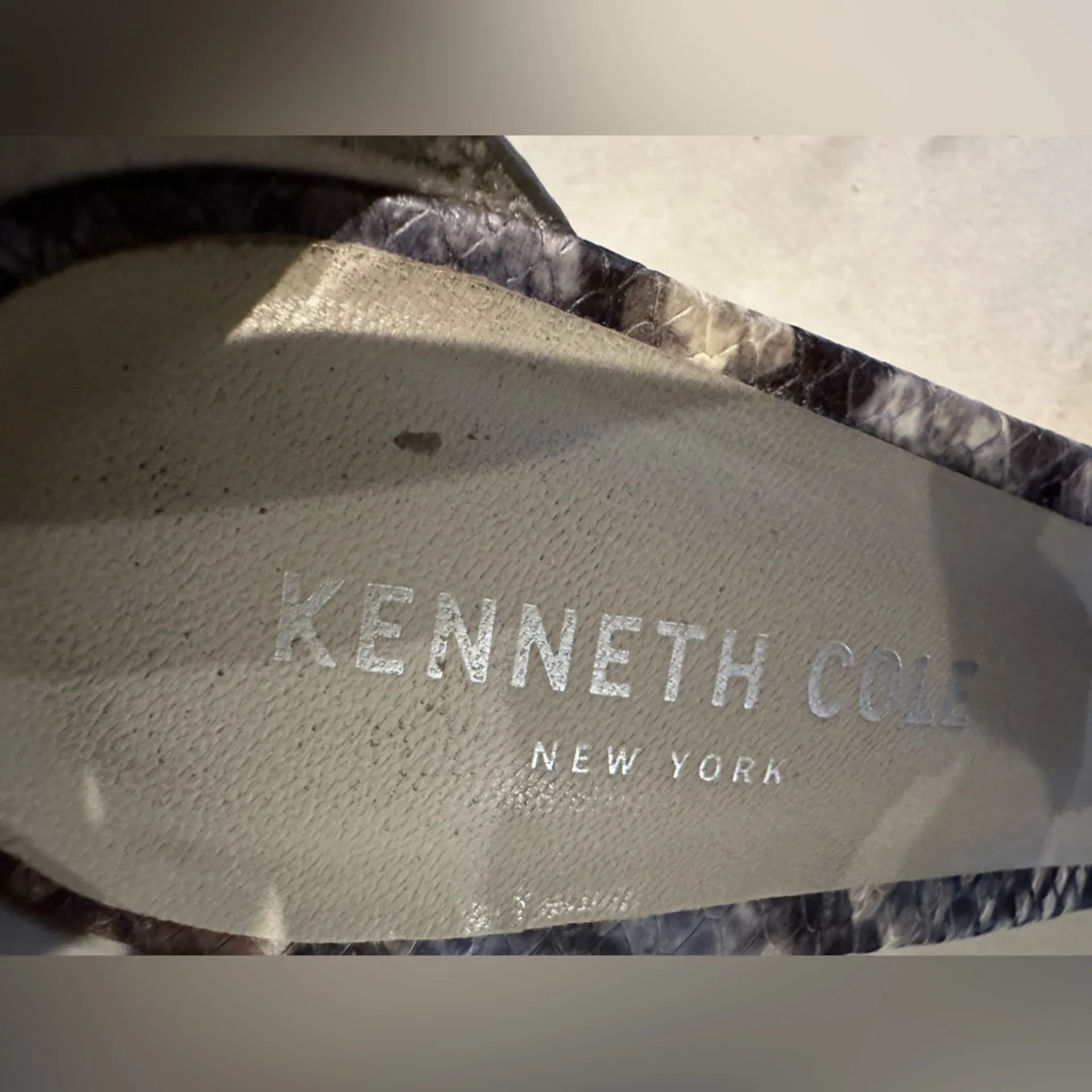 🌸Kenneth Cole Mallory snake skin print ankle strap heels Size 8 medium Gray - Image 3