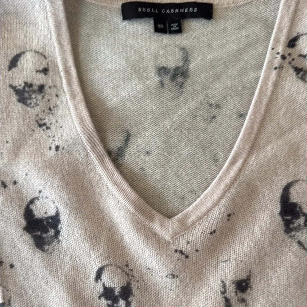 Skull cashmere  V-Neck Sweater - Image 3