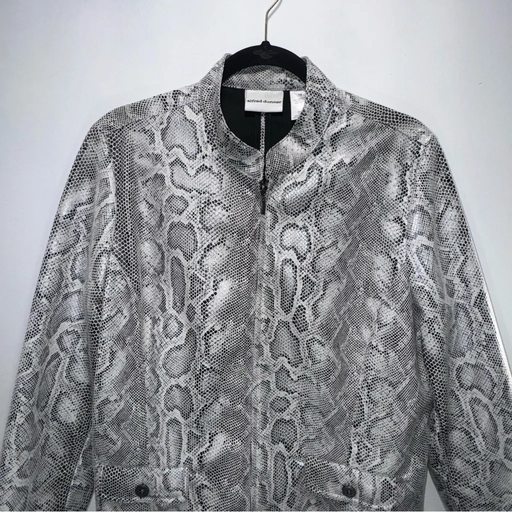 Alfred Dunner‎ Faux Leather Snakeskin Fashion Jacket Silver/Gray/White Size 16 - Image 2