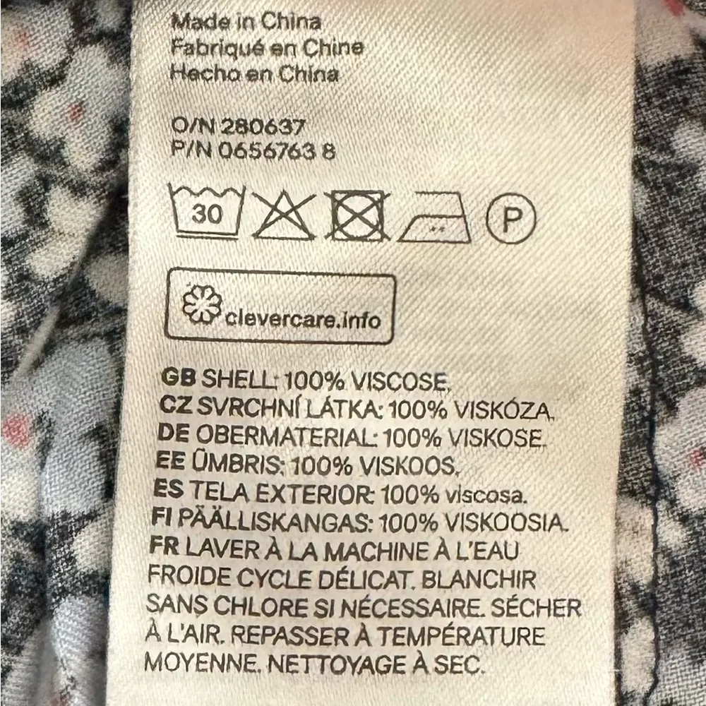 H&M black ditsy floral high rise shorts with pockets, size 6 bohemian summer - Image 7