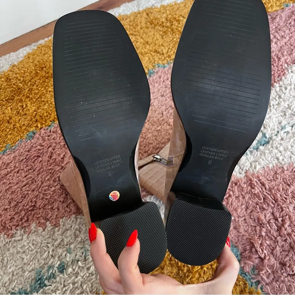 Intentionally Blank Contour Beige Croc Embossed Leather Heeled Boots 9 Tan - Image 7